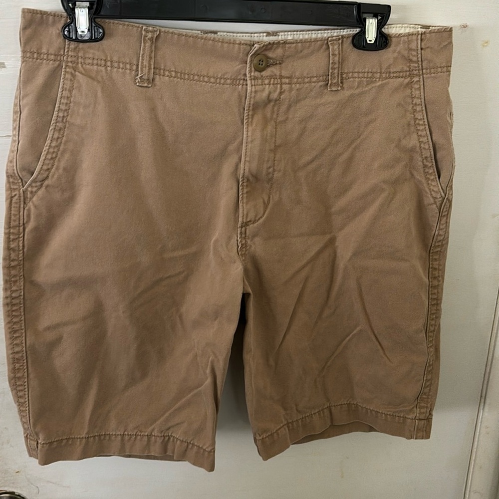 Men’s old navy broken in 36w khaki shorts